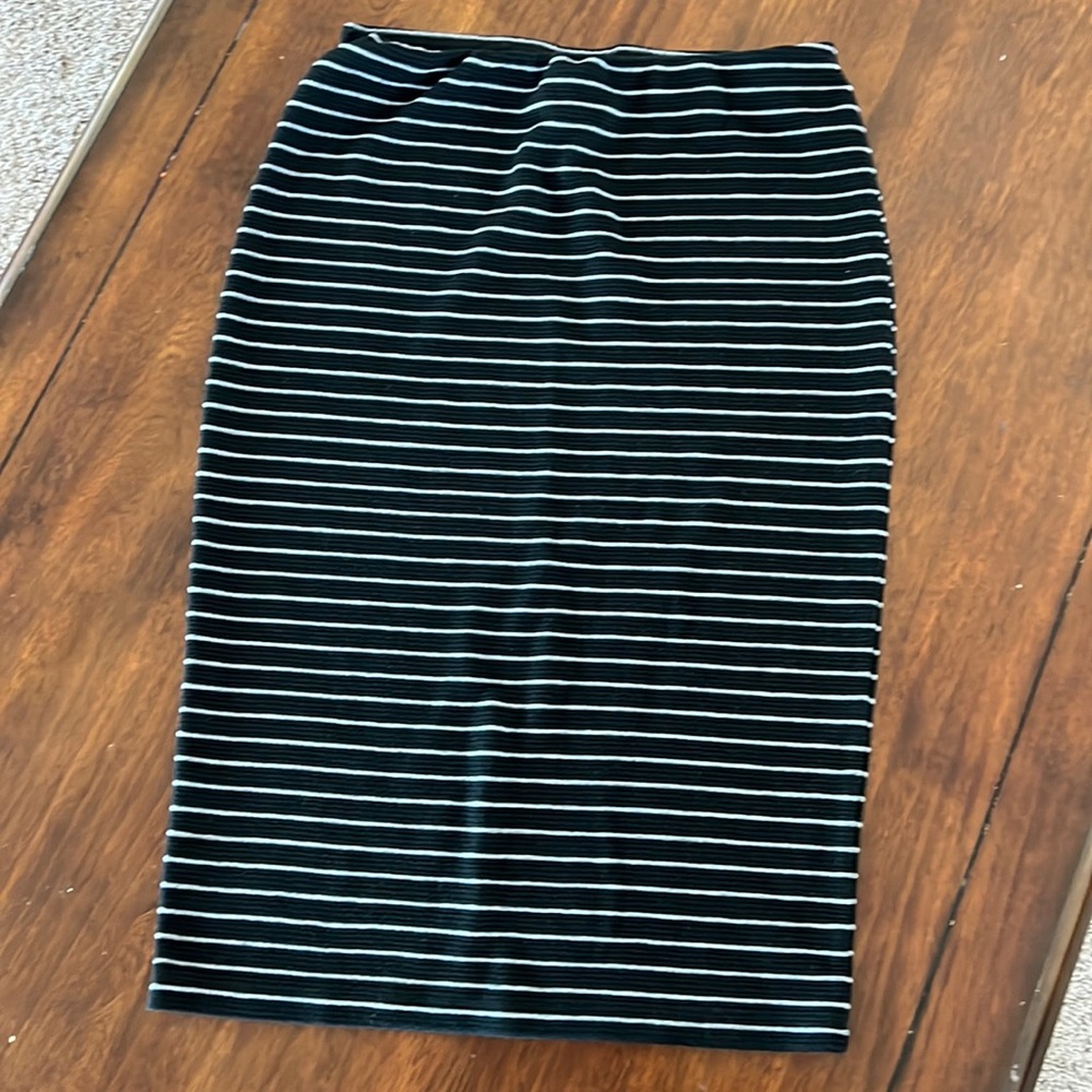 Mossimo pencil skirt size small color black and grey stripes
